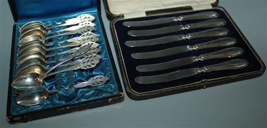 Silver handled knives & 4 sets of silver spoons